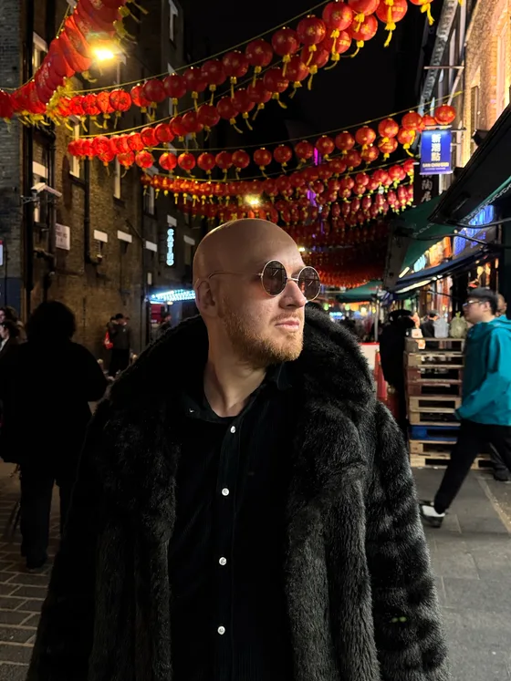 Aleksej Vlodavskij in a London street