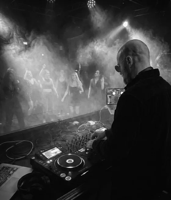 Aleksej Vlodavskij performing behind a DJ console