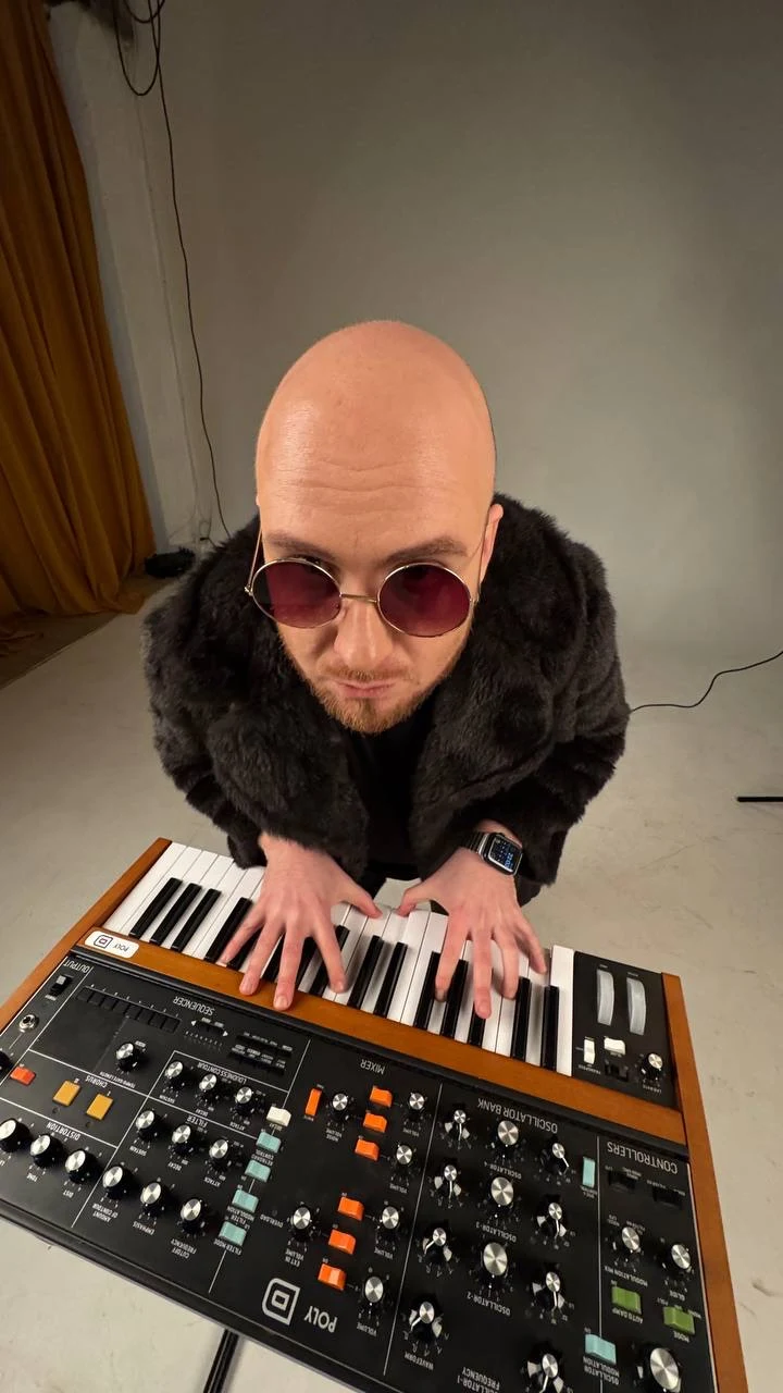 Aleksej Vlodavskij playing a synthesizer in a studio
